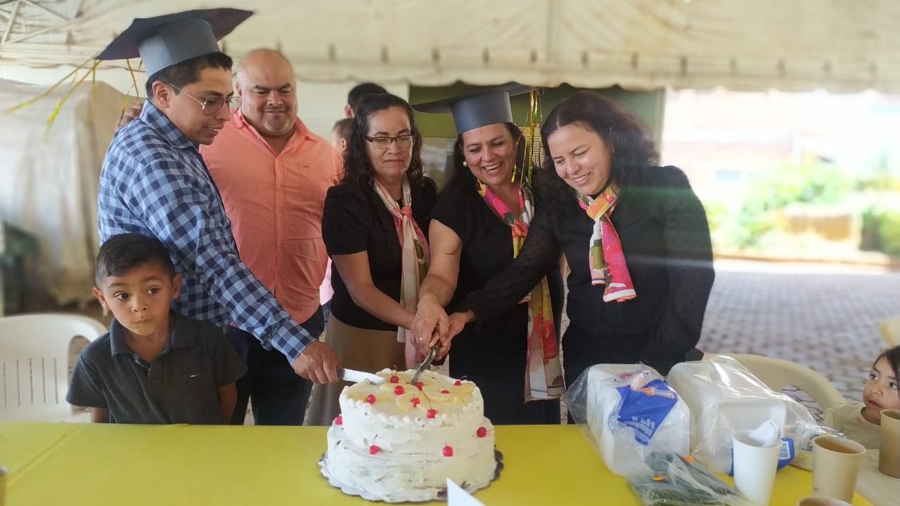 English School graduates cutting the celebration cake. 